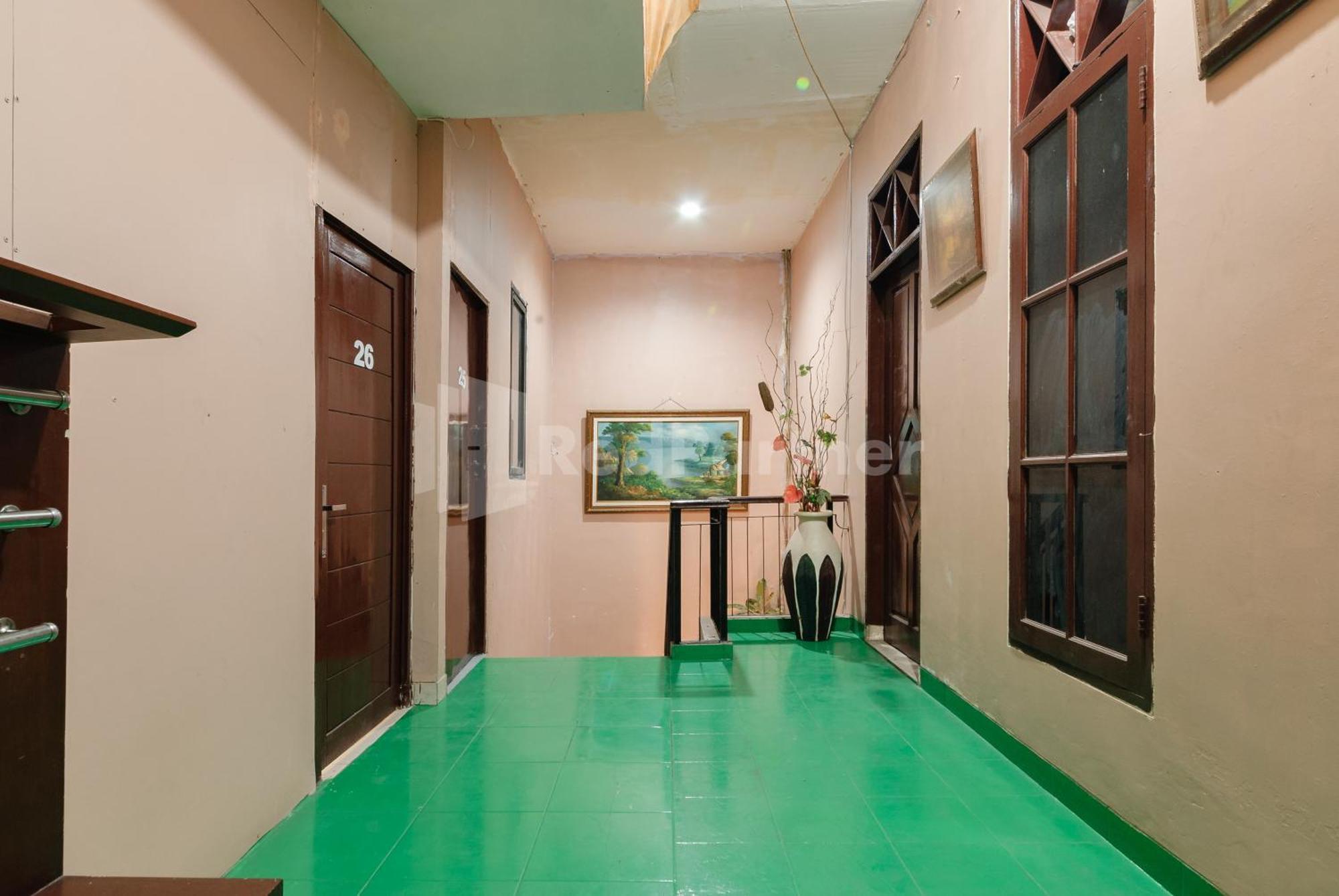 Sr Residence Near Mall Ciputra Cibubur Mitra Reddoorz Бекасі Екстер'єр фото