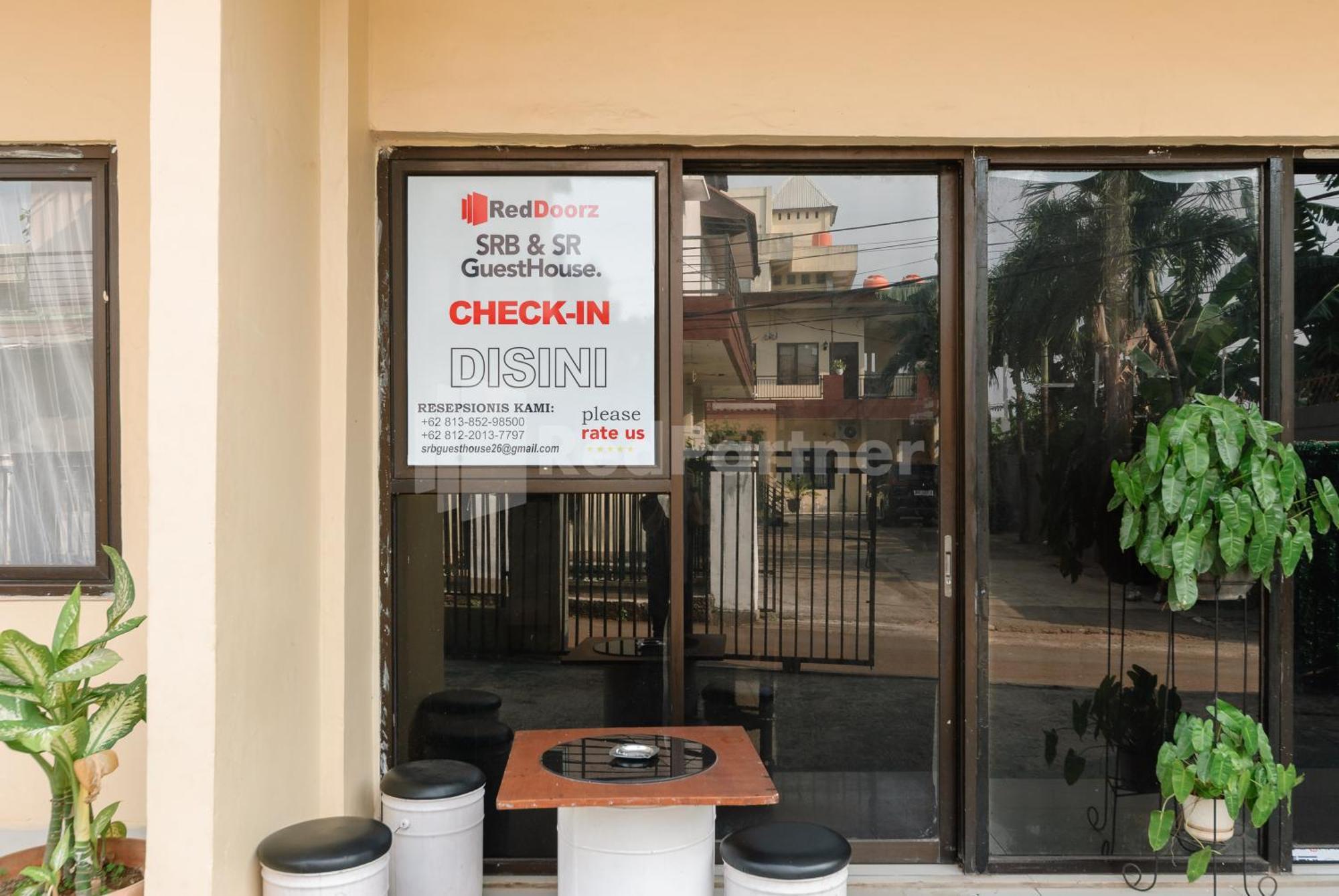 Sr Residence Near Mall Ciputra Cibubur Mitra Reddoorz Бекасі Екстер'єр фото